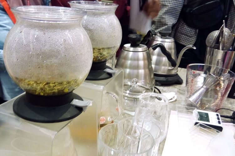 Alat penyedu teh (tea dripper) merek Hario. Hario, perusahaan asal Jepang juga memproduksi cangkir, ketel, tea pot, tea pitcher, tea scale dan lain-lain. Di Indonesia, Toffin menjadi agen tunggal pemegang merek Hario.
