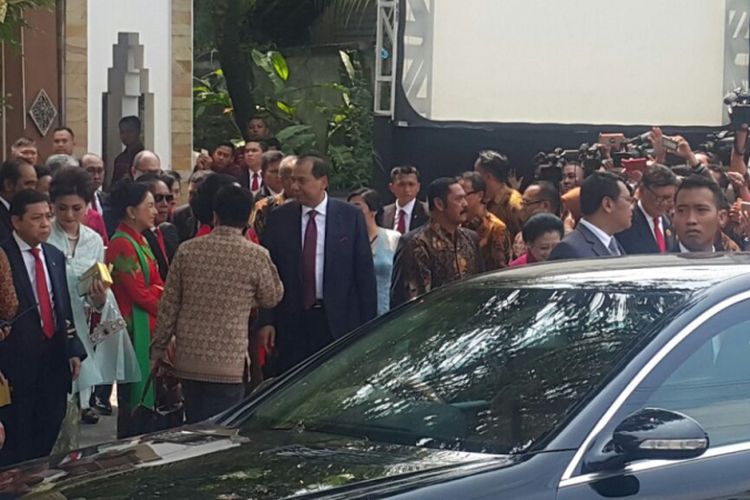 Ketua DPR RI Setya Novanto (kiri) bersama istrinya Deisty Astriani Tagor keluar dari gedung pernikahan Putri Presiden Jokowi di Gedung Graha Saba Buana Solo, Rabu (8/11/2017) siang.