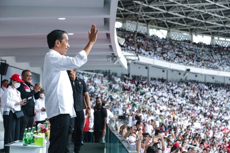 Presiden Joko Widodo menghadiri acara Gerakan Nusantara Bersatu di Stadion Gelora Bung Karno, Jakarta, Sabtu (26/11/2022).