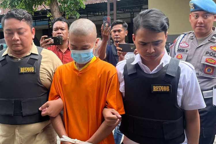 Ainur Wahyudi (39), mantan Kepala Desa Mojowono, Kecamatan Kemlagi, Kabupaten Mojokerto, Jawa Timur, ditangkap dan ditahan akibat kasus korupsi proyek PJU Dana Desa (DD) Tahun 2017, oleh petugas dari Polres Mojokerto Kota, Rabu (15/1/2025).