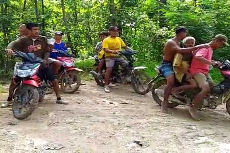 Mbah Lasimin (65) warga Desa Sulursari, Kecamatan Gabus, Kabupaten Grobogan, Jawa Tengah diapit membonceng sepeda motor usai ditemukan di kawasan hutan setempat, Kamis (31/12/2020) sore.