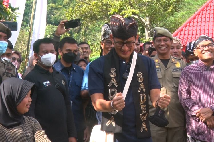 Menteri Pariwisata ikut bermain dengan anak-anak di Desa Wisata Watu Kandang, Desa Pandean Kecamatan Dongko Trenggalek Jawa Timur, Kamis (30/06/2022).