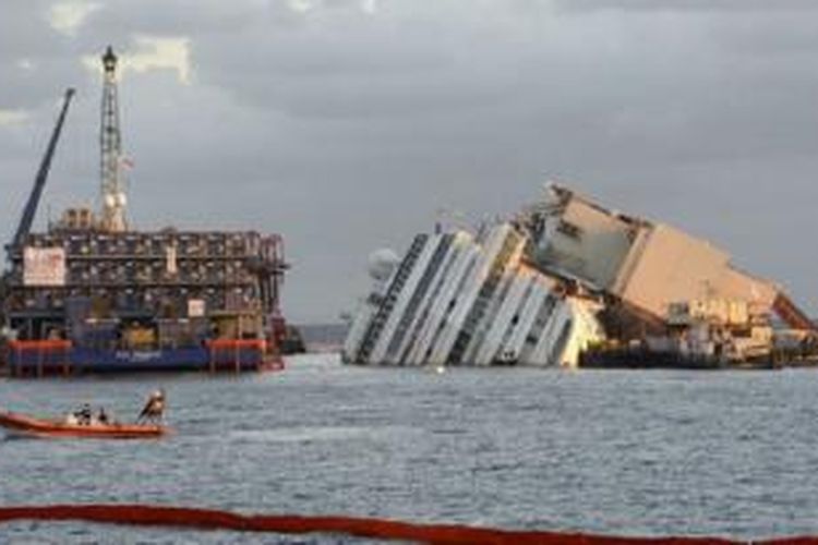 Kapal Costa Concordia menabrak kapal dan setengah karam, menewaskan 32 orang