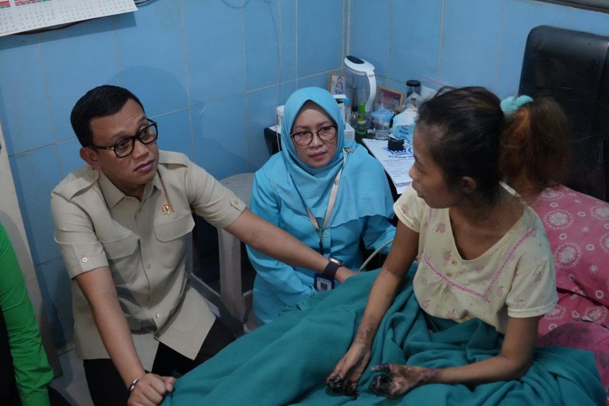 Menteri P2MI Abdul Kadir Karding kunjungi PMI yang sakit di Jember pada Jumat (21/12/2024)