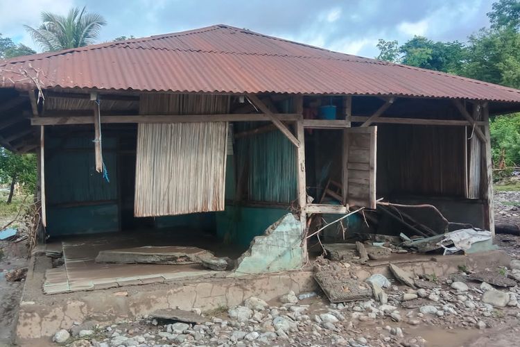 Rumah warga Desa Tuakau, Kecamatan Fatuleu Barat, Kabupaten Kupang, NTT yang terseret banjir, Kamis (29/12/2022) 