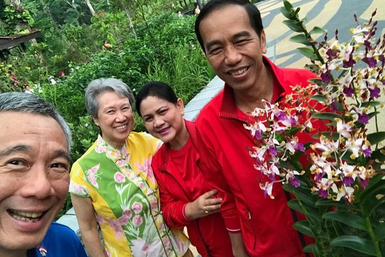 Perdana Menteri Singapura Lee Hsien Loong, istri Ho Ching, Presiden Indonesia Joko Widodo serta istri Iriana Widodo terlihat senyum sumringah di foto selfie dari Kebun Raya Singapura, Kamis pagi (7/9)