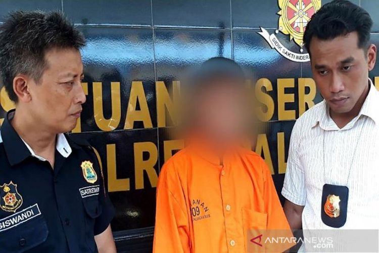 Tersangka pura-pura pindah agama untuk mengelabui korbannya. Dia menguras harta korbannya saat lengah. (Antaranews.com via Kompas.com)
