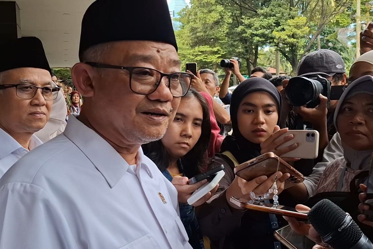 Menteri Pendidikan Dasar dan Menengah Prof. Abdul Mu'ti saat ditemui wartawan setelah acara Peluncuran Mekanisme Baru Penyaluran Tunjangan Guru ASN Daerah di Plaza Insan Berprestasi, Gedung A lantai 1, Kantor Kemendikdasmen Jl. Jend. Sudirman, Senayan, Jakarta, Kamis (13/03/25).