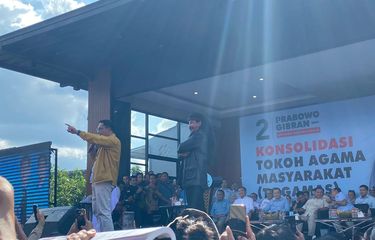 Ridwan Kamil memperkenalkan Limbad sebagai pendukung Prabowo Subianto di Tasikmalaya, Jawa Barat, Sabtu (2/12/2023). 