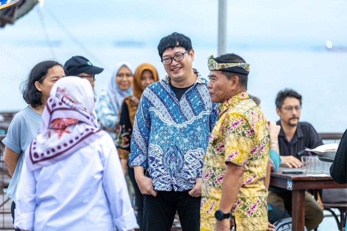 Land and Sea Lead Global Green Growth Institute (GGGI) Benjamin Tular (tengah) berbincang dengan Gubernur Kalimantan Utara Zainal Paliwan (kanan) dalam rangka peringatan Hari Lahan Basah Sedunia di lokasi project NASCLIM, Desa Liagu, Tarakan, Kalimantan Utara, Sabtu (7/2/2026)