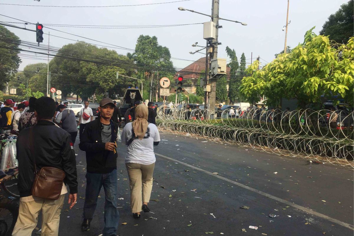 Para pendukung Prabowo Subianto-Sandiaga Uno berangsur-angsur membubarkan diri dari depan gedung Komisi Pemilihan Umum (KPU) RI, Jalan Imam Bonjol, Menteng, Jakarta Pusat, Jumat (10/8/2018). 