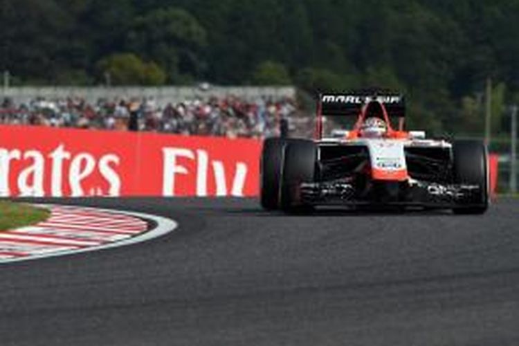 Pebalap Marussia asal Perancis, Jules Bianchi, memacu mobilnya pada sesi kulaifikasi GP Jepang di Sirkuit Suzuka, Sabtu (4/10/2014).