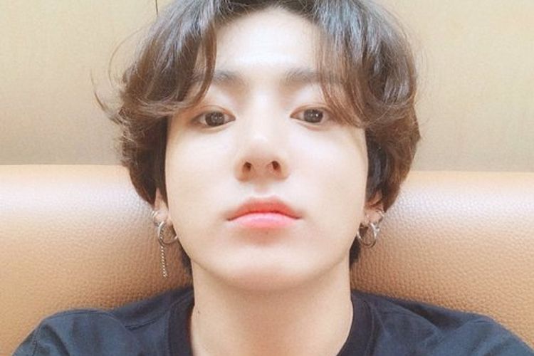 Jungkook mengunggah foto selfie di Weverse -sebuah komunitas penggemar online yang dibuat oleh Big Hit.