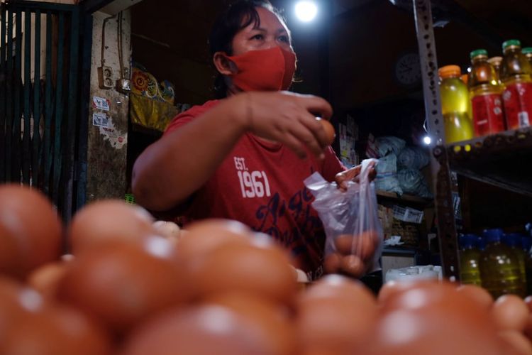 Pedagang telur ayam di Pasar Anyar Kabupaten Buleleng, Provinsi Bali.