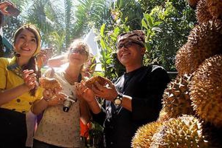 Bupati Banyuwangi Abdullah Azwar Anas, penggemar durian asal Amerika Serikat Lindsay, dan chef Marinka mencicipi durian merah Banyuwangi di Festival Buah Lokal Banyuwangi, Sabtu (28/3/2015). Dalam festival ini, berbagai buah lokal Banyuwangi dibagikan gratis dan sebagian dijual murah.