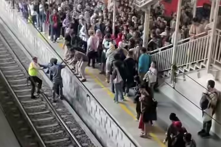 Video Viral Penumpang Terjatuh dari Peron ke Rel di Stasiun Manggarai Sebelum Kereta Melintas