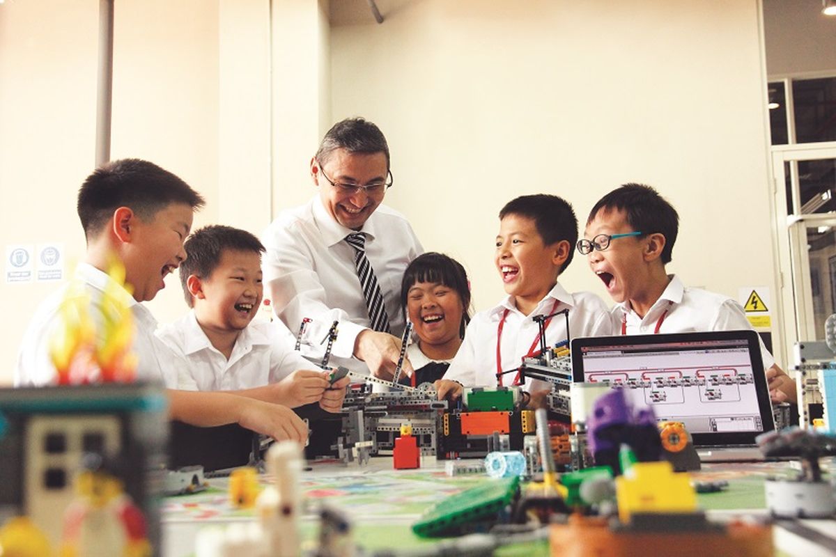 Siswa-siswi Sinarmas World Academy sedang mempelajari robotik di ruang kelas.