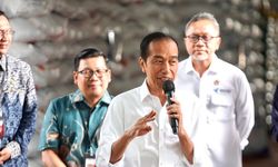 Presiden Jokowi Cek Stok Beras di Gudang Bulog Cibitung dan Serahkan Bantuan Pangan