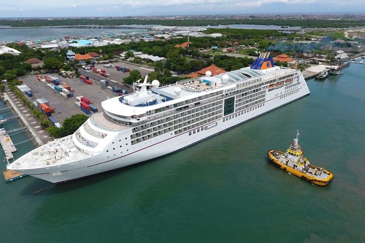 Kapal pesiar berlabuh di pelabuhan yang dikelola oleh Pelindo III.