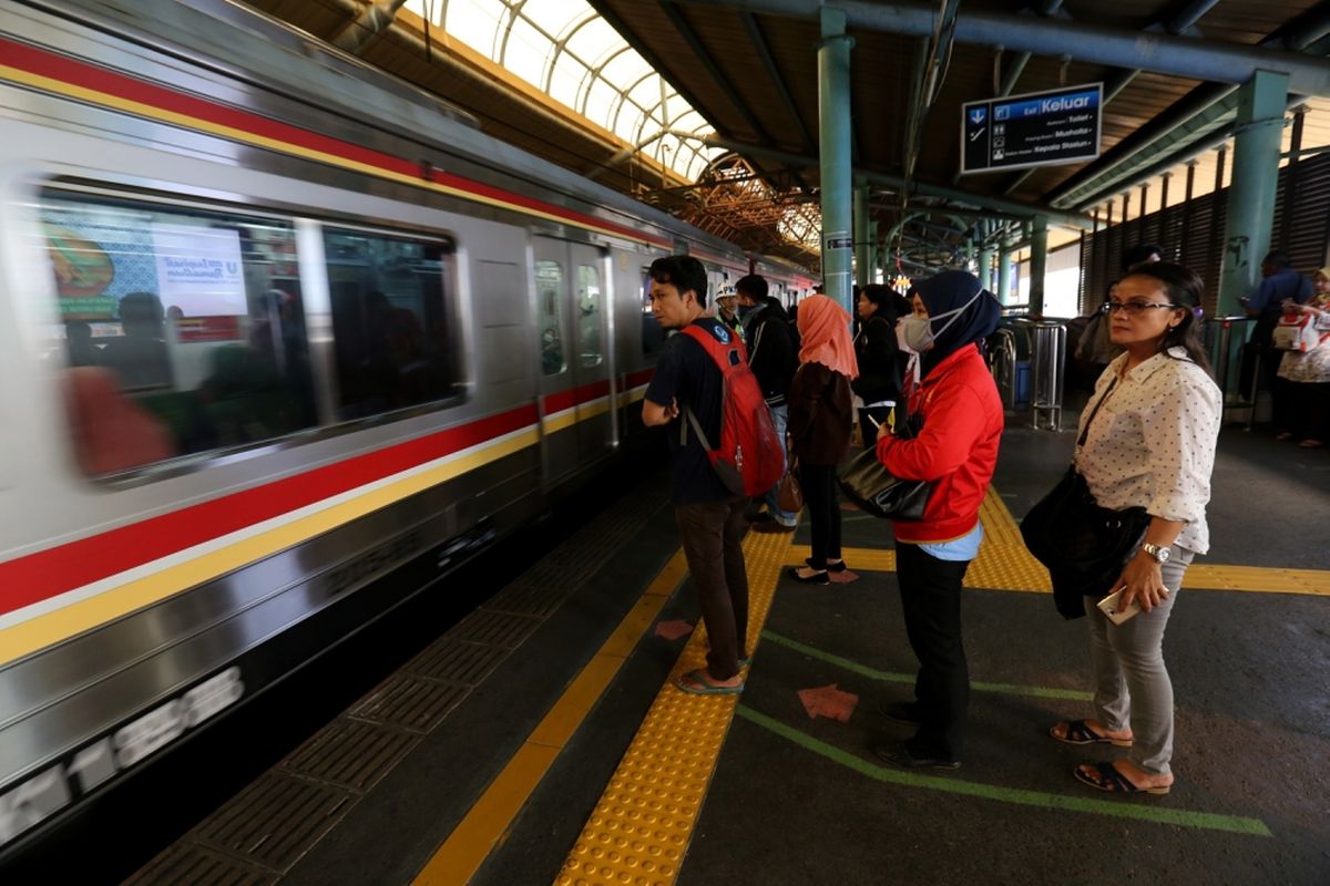 Sejumlah penumpang kereta listrik (KRL) Jabodetabek menunggu di garis batas antrean berwarna hijau di Stasiun Juanda, Jakarta Pusat, Rabu (9/8/2017). Garis batas antrean ini dibuat agar arus keluar masuk penumpang lebih teratur dan diharapkan dapat menghindari aksi saling mendorong sesama penumpang KRL.