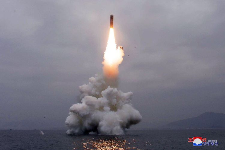 Foto yang dirilis pada 2 Oktober 2019 oleh media resmi Korea Utara (KCNA) menunjukkan uji coba tipe terbaru rudal balistik kapal selam Pukguksong-3 di perairan Teluk Wonsan.