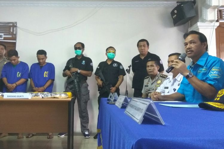 Deputi Bidang Pemberantasan BNN Inspektur Jenderal Polisi Arman Depari saat memberikan keterangan kepada wartawan saat rilis pengungkapan penggagalan penyelundupan narkoba jenis sabu sebanyak 15,39 kilogram di Kantor BNN Provinsi Kalbar (10/4/2017)