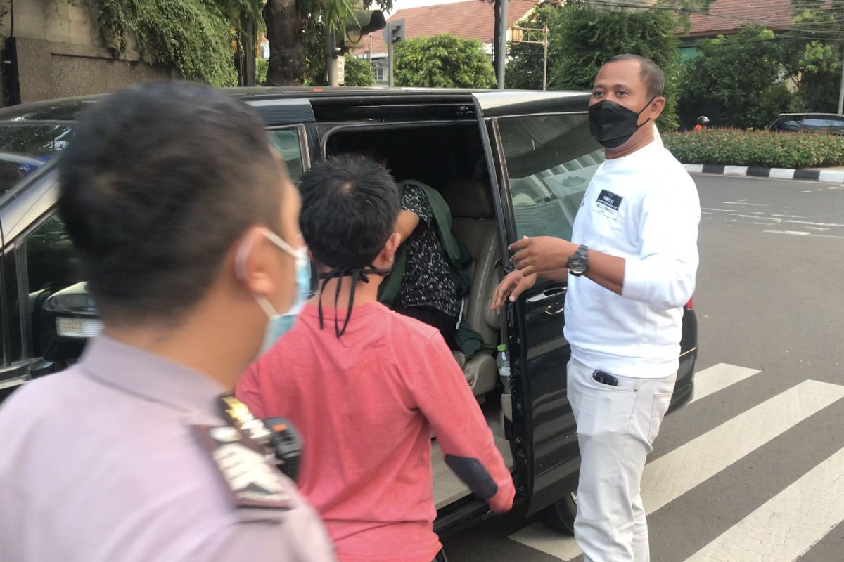 Dua pria ditangkap polisi di perempatan Jalan Melawai Raya ke arah Perguruan Tinggi Ilmu Kepolisian (PTIK), Kebayoran Baru, Jakarta Selatan pada Kamis (26/8/2021) sekitar pukul 16.57 WIB.