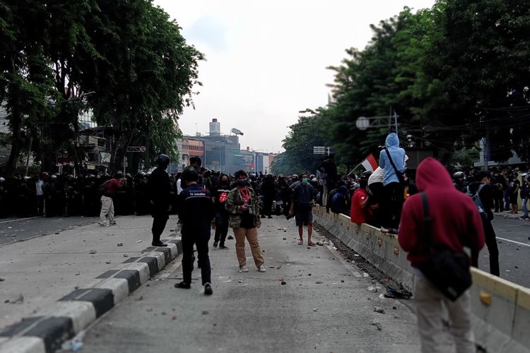 Polisi memecah lonsentrasi massa yang bentrok di Harmoni