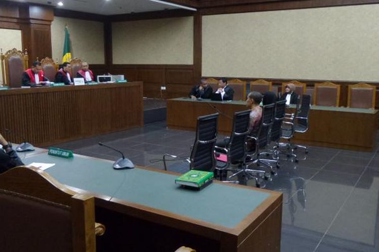 Dua terdakwa, Suhemi dan Novianti, mengikuti sidang pembacaan putusan di Pengadilan Tipikor Jakarta, Rabu (25/1/2017).