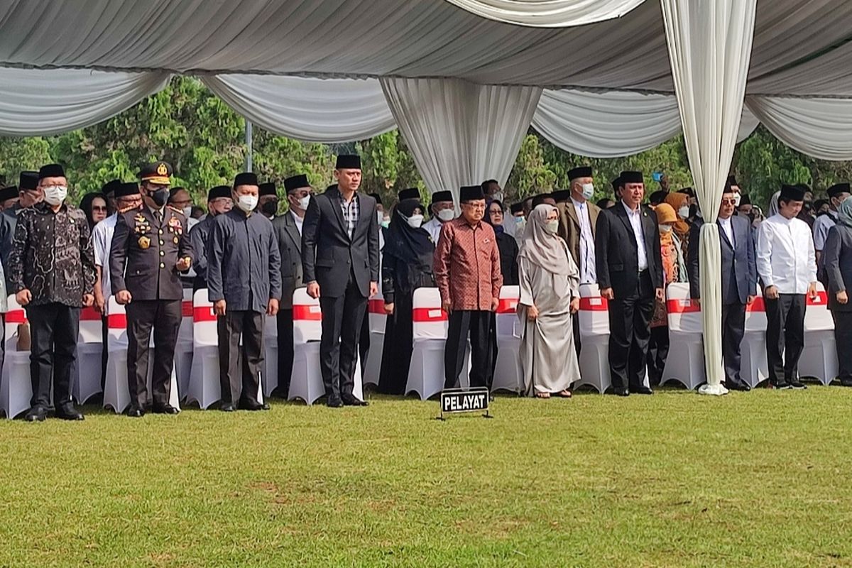 Ketua Umum Partai Demokrat, Agus Harimurti Yudhoyono (AHY) dan Mantan Wakil Presiden Jusuf Kalla (JK) tampak hadir dalam proses pemakaman Ketua Dewan Pers Azyumardi Azra.