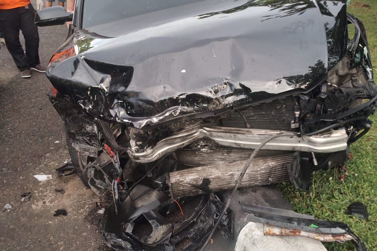 Kondisi mobil sedan Audi DK 1678 YF yang dikemudikan pria warga negara Rusia, berinisial YI, usai menabrak mobil Honda Brio DK 1810 FT di Jalan Pecatu Graha, Desa Ungasan, Kecamatan Kuta Selatan, Kabupaten Badung, Bali, Minggu (31/3/2024).