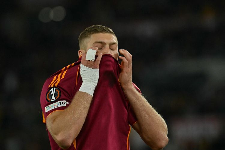 Penyerang Roma, Artem Dovbyk bereaksi setelah gagal mengeksekusi tendangan penalti pada laga Liga Europa antara AS Roma (ITA) dan LOSC Lille (FRA) di Stadion Olimpiade di Roma pada tanggal 2 Oktober 2025.
