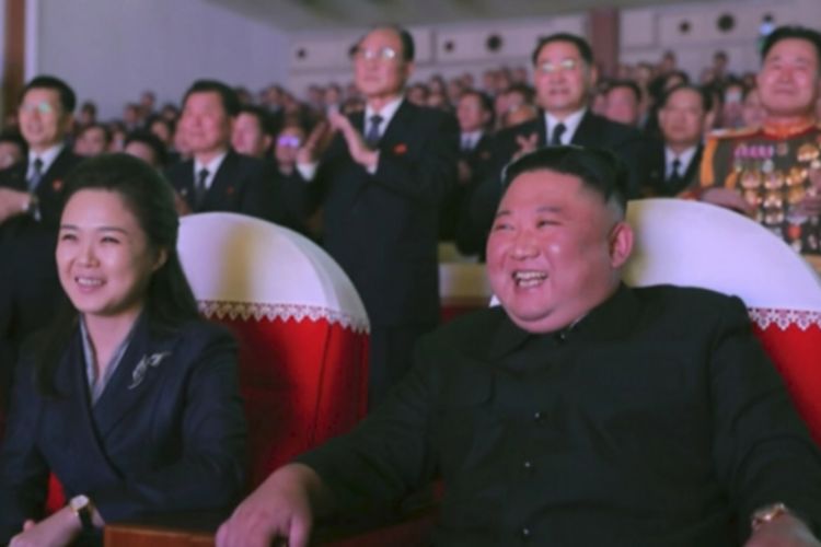 Pemimpin Tertinggi Korea Utara Kim Jong Un beserta istrinya, Ri Sol Ju, muncul saat mereka menonton konser di Teater Seni Mansudae di Ibu Kota Korea Utara, Pyongyang, Selasa (16/2/2021).