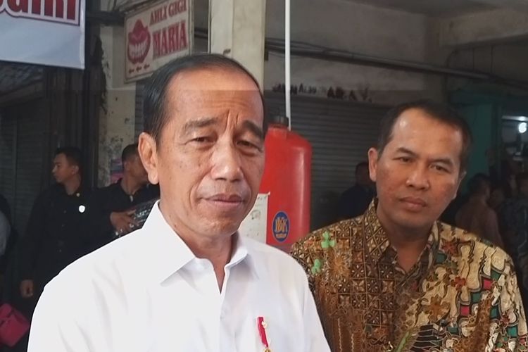 Presiden Joko Widodo saat berkunjung di Pasar Kota Wonogiri, Kabupaten Wonogiri, Jawa Tengah, Kamis (1/2/2024).