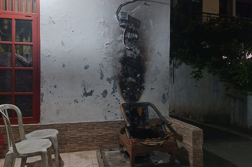 Fiber Pagar dan Bangku Rumah 2 Warga di Duren Sawit Dibakar Orang Tak Dikenal