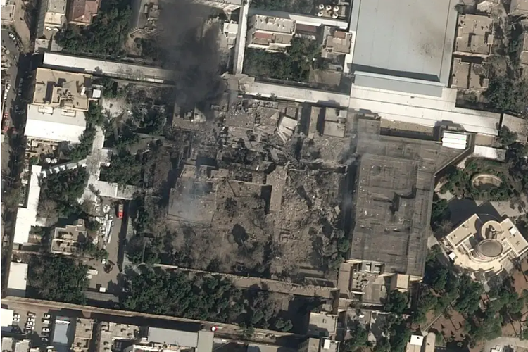 Kondisi Beit-e Rahbani, kompleks kediaman Ayatollah Ali Khamenei setelah Iran diserang Israel dan Amerika Serikat, Sabtu (28/2/2026).