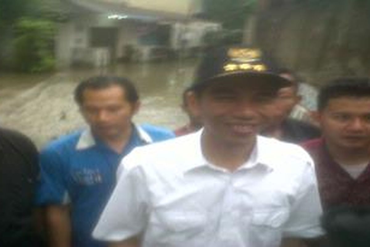Gubernur DKI Jakarta, Joko Widodo meninjau lokasi banjir di Kelurahan Halim, Kecamatan Makasar, Jakarta, Sabtu, (24/11/2012).