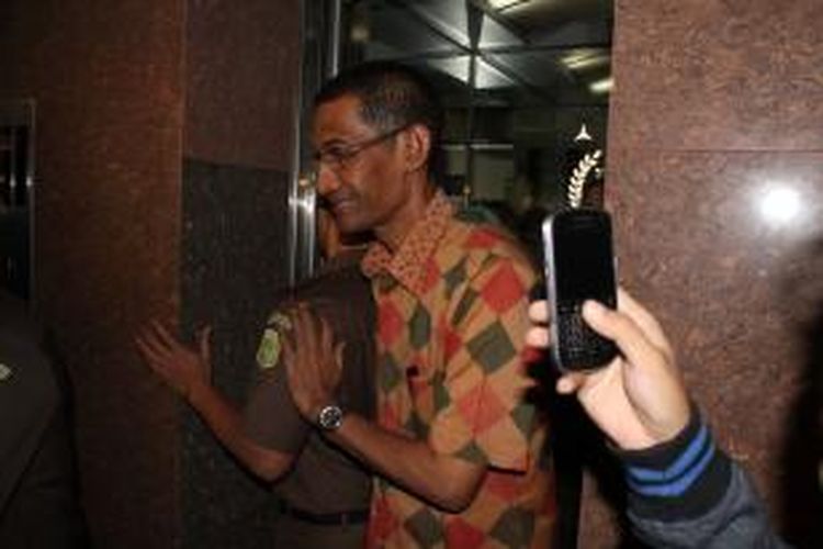 Mantan Bupati Kudus, Jawa Tengah Muhammad Tamzil berjalan menaiki mobil tahanan Kejaksaan Tinggi Jawa Tengah. Dia ditahan sementara selama 20 hari terkait kasus sarana dan prasarana pendidikan di Kudus tahun 2004-2005.