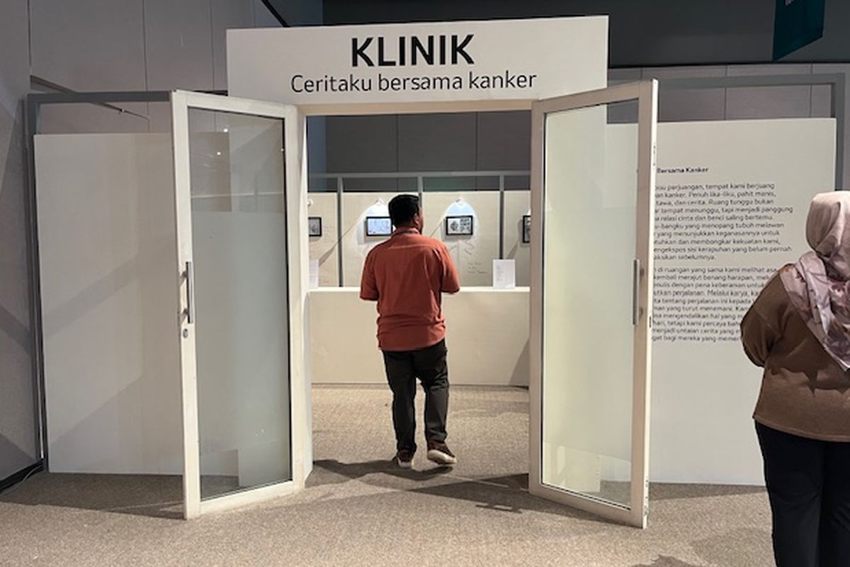 Pameran seni hasil karya para penyintas kanker. Pameran bertema Close the Care Gap ini diadakan di Indonesian Design District, PIK 2 Tangerang, pada 2-4 Februari 2024.