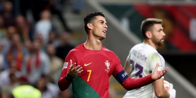 Hasil Portugal vs Spanyol: Ekspresi Cristiano Ronaldo pada laga UEFA Nations League Liga A2 yang mempertemukan Portugal vs Spanyol di Estadio Municipal de Braga pada Rabu (28/9/2022) dini hari WIB. Cristiano Ronaldo diprediksi akan melawan Lionel Messi di final Piala Dunia 2022 Qatar.
