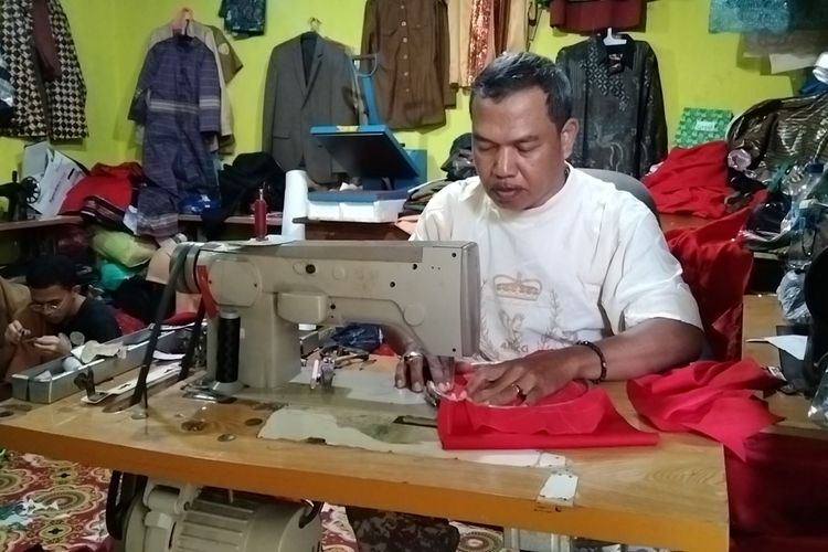 Husain, membuat baju adat Sultan Buton, baju Dolomani, pesanan presiden Jokowi dibuat dalam dua hari