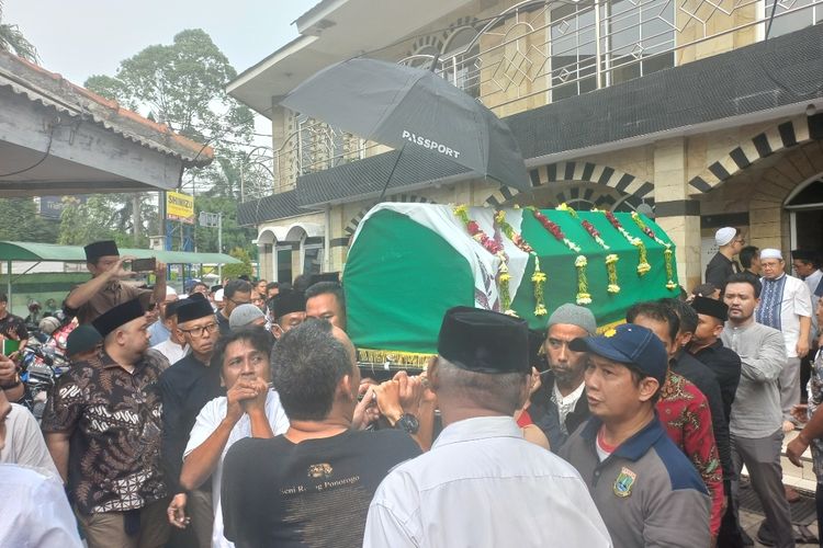Para pelayat tengah mengantarkan jenazah mantan Wakil Gubernur Banten HM Masduki ke Makam Keluarga Besar Ki Durma (Ki Laut), Sumur Pacing, Karawaci, Tangerang pada Kamis (22/6/2023).