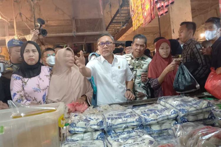 Menteri Perdagangan (Mendag) Zulkifli Hasan turun ke pasar untuk memantau harga kebutuhan pokok di Pasar Induk Rau, Kota Serang, Banten.