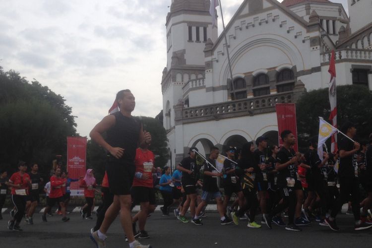 Ribuan pelari melintasi ikon gedung Lawangsewu, dalam Semarang 10K, Minggu (16/12/2018).