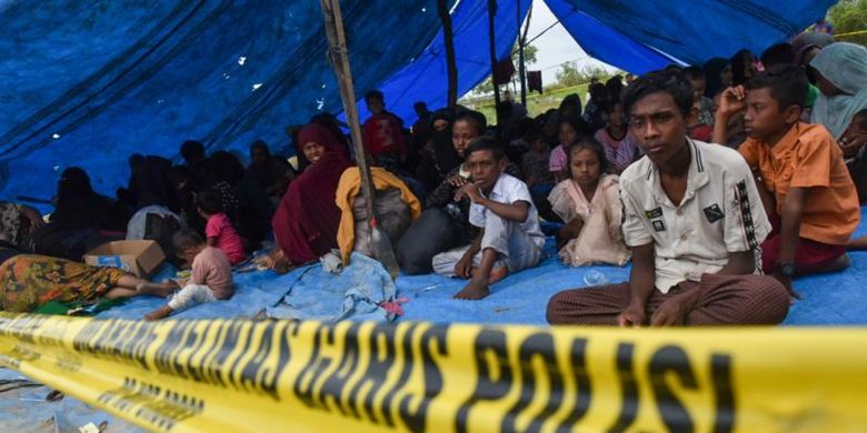 Sejumlah imigran Rohingya dikumpulkan di tenda darurat usai terdampar di Desa Karang Gading, Labuhan Deli, Deli Serdang, Sumatera Utara, Senin (1/1/2024).