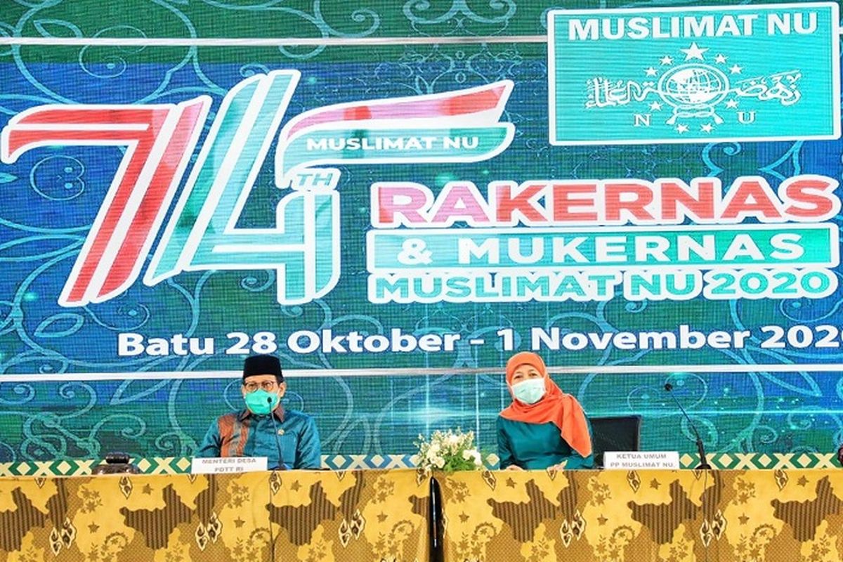 Mendes PDTT Abdul Halim Iskandar bersama Ketua Umum PP Muslimat NU Khofifah Indar Parawansa, pada Rakernas dan Mukernas Muslimat NU, di Malang, Jumat (30/10/2020).