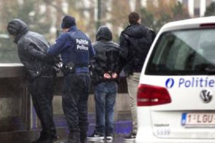 Polisi Brussels, Belgia menahan beberapa tersangka orang dalam upaya pengejaran terhadap Salah Abdeslam, tersangka pelaku serangan di Paris yang masih buron