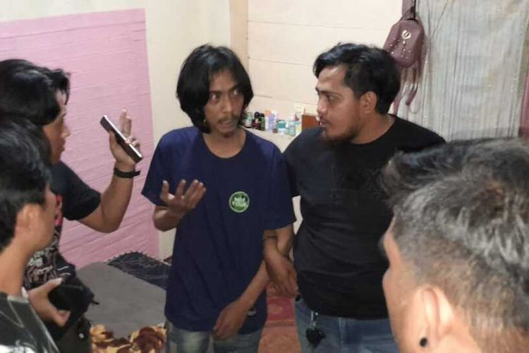 Polisi yang membekuk pelaku penipuan modus lowongan pekerjaan di tempat persembunyiannya di sekitar Jalan Biring Romang, Kecamatan Tamalanrea, Kota Makassar, Sulawesi Selatan (Sulsel), pada Selasa (29/8/2023).