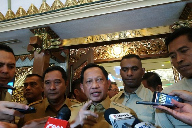 Mendagri Tito Karnavian usai menghadiri acara pemberian penghargaan ormas berprestasi  di Hotel Widya Candra, Jakarta, Senin (25/11/2019).