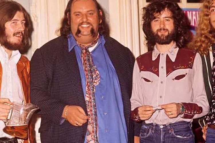 Peter Grant (dua dari kiri), bersama personel Led Zeppelin.